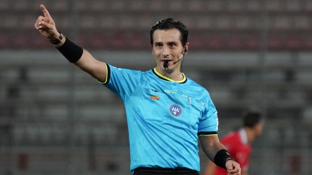 espulso minaccia e strattona l'arbitro, il fratello di Maresca