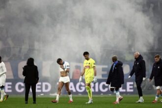 fuori anche dalla coppa, i tifosi lanciano razzi, rissa in campo