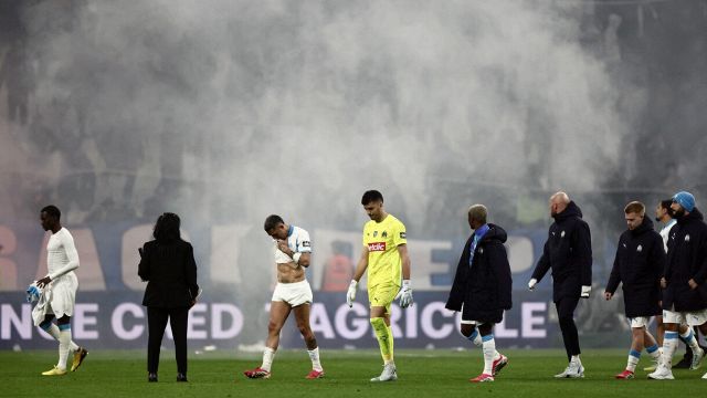 fuori anche dalla coppa, i tifosi lanciano razzi, rissa in campo