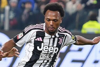 critiche e sfottò per la foto virale sui social