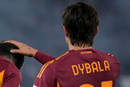 Dybala si ferma di nuovo e il Siviglia provoca sui social, tifosi scatenati