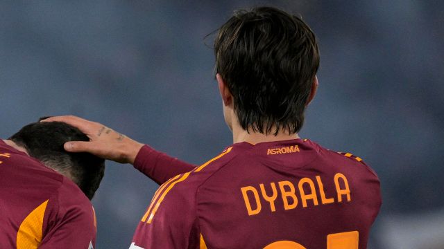 Dybala si ferma di nuovo e il Siviglia provoca sui social, tifosi scatenati