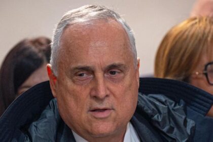 litiga con un cronista, dribbla Sarri e fa chiarezza sulla telefonata delle polemiche 