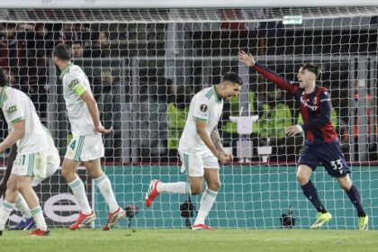 errore clamoroso di Joao Mario, Malen e Pellegrini ringraziano. Bernardeschi leader