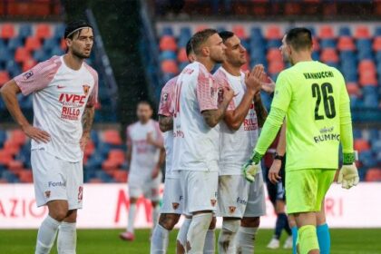 scintille tra i tecnici e niente stretta di mano, l’arbitro vede solo giallo, inutile ricorso all’FVS