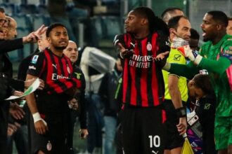 Leao si è giocato l’ultimo jolly, lo difende solo Costacurta. Web in tilt