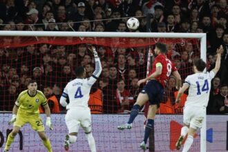 l'Aston Villa aspetta Bologna o Roma ai quarti, Giroud ko, Benitez vince in 10