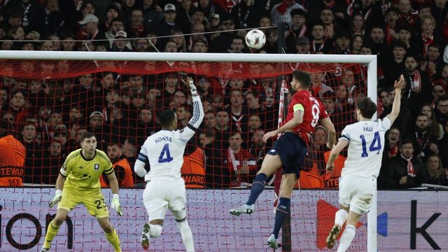 l'Aston Villa aspetta Bologna o Roma ai quarti, Giroud ko, Benitez vince in 10