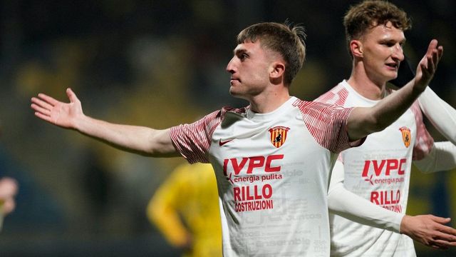 Il Benevento vede la B e condanna il Catania, stop per Cosmi, Salernitana ko a Caserta