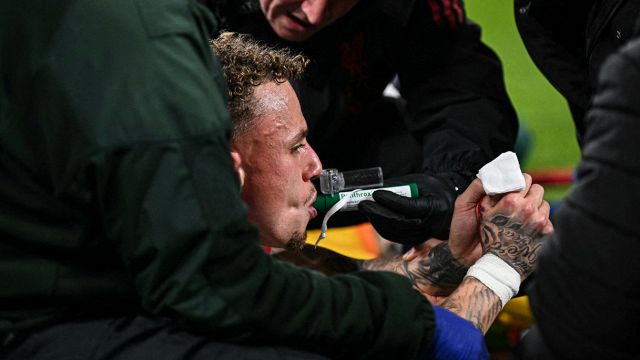 Infortunio sconvolgente al dito per Noa Lang, si schianta contro un cartellone e si apre il pollice: rischio operazione