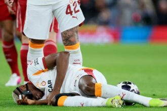 Serata da incubo per Victor Osimhen e Galatasaray, scontro di gioco e frattura dell'avambraccio destro