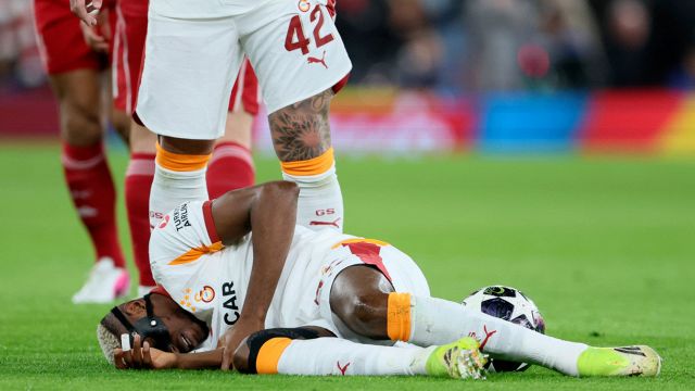 Serata da incubo per Victor Osimhen e Galatasaray, scontro di gioco e frattura dell'avambraccio destro