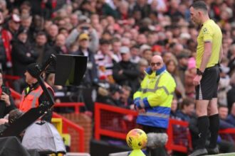 tifosi staccano spina al monitor e oscurano il VAR per scongiurare un rigore