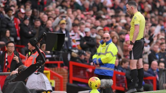 tifosi staccano spina al monitor e oscurano il VAR per scongiurare un rigore