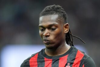 Milan-Juve, Leao esce tra fischi e applausi: San Siro si spacca