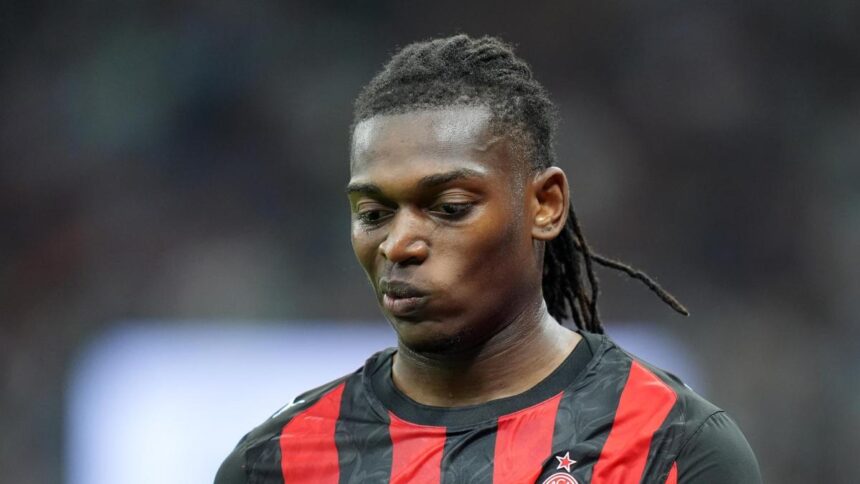 Milan-Juve, Leao esce tra fischi e applausi: San Siro si spacca