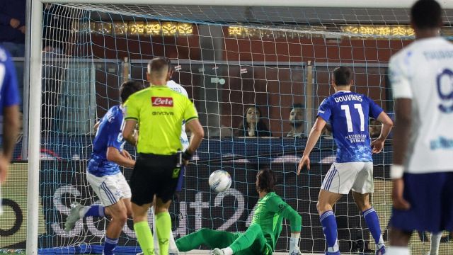 le proteste di Fabregas, la svista di Massa e del Var, per Chivu quasi tutti in giallo