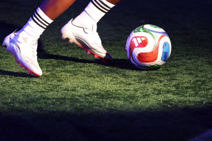 Arbitro chiede permesso di soggiorno a due calciatori migranti, polemiche nel Padovano - Calcio