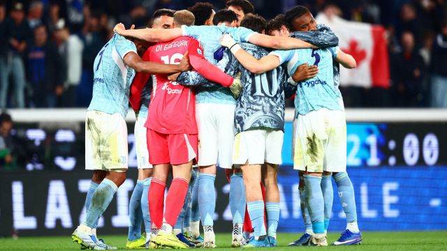 prima i miracoli in porta, poi l’omaggio dei compagni di squadra