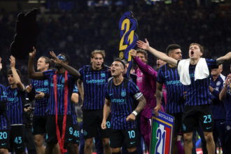 Scudetto Inter: giocatori al Duomo, in migliaia in festa tra cori e fuochi d'artificio - Calcio