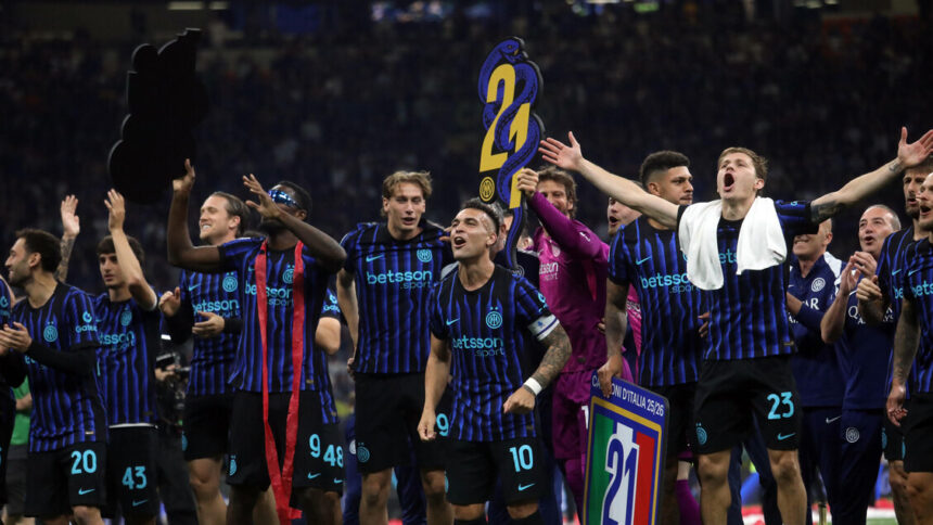 Scudetto Inter: giocatori al Duomo, in migliaia in festa tra cori e fuochi d'artificio - Calcio