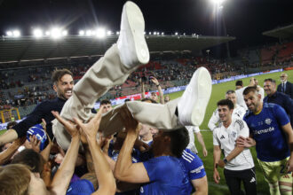 Il Como festeggia la Champions, pullman scoperti in giro per la città - Calcio