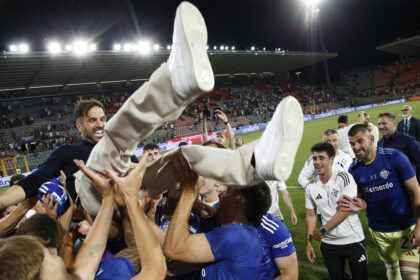 Il Como festeggia la Champions, pullman scoperti in giro per la città - Calcio