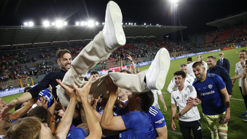 Il Como festeggia la Champions, pullman scoperti in giro per la città - Calcio