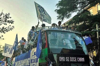 Como in festa per la Champions: città impazzita, in 15mila alla parata