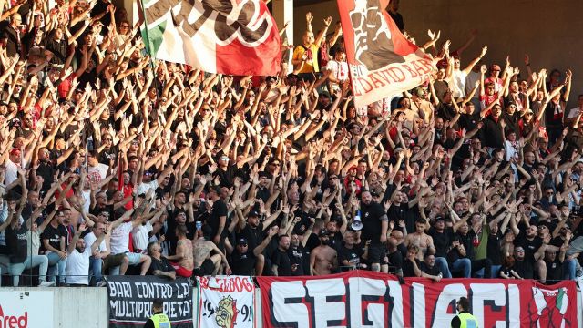 esplode la rabbia dei tifosi contro De Laurentiis, l'accusa del tecnico Longo