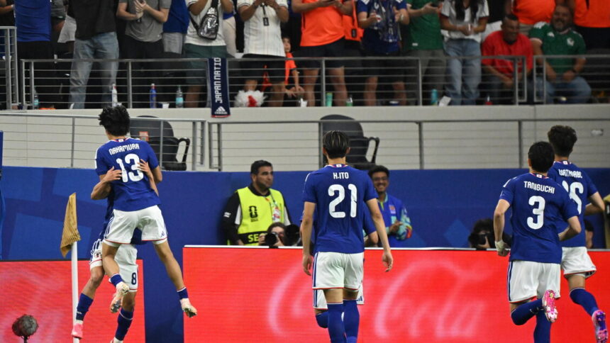 Mondiali: a Dallas i tifosi giapponesi raccolgono i rifiuti nello stadio - Calcio