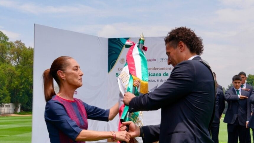 Mondiali: Messico, la presidente Sheinbaum consegna la bandiera alla nazionale - Calcio