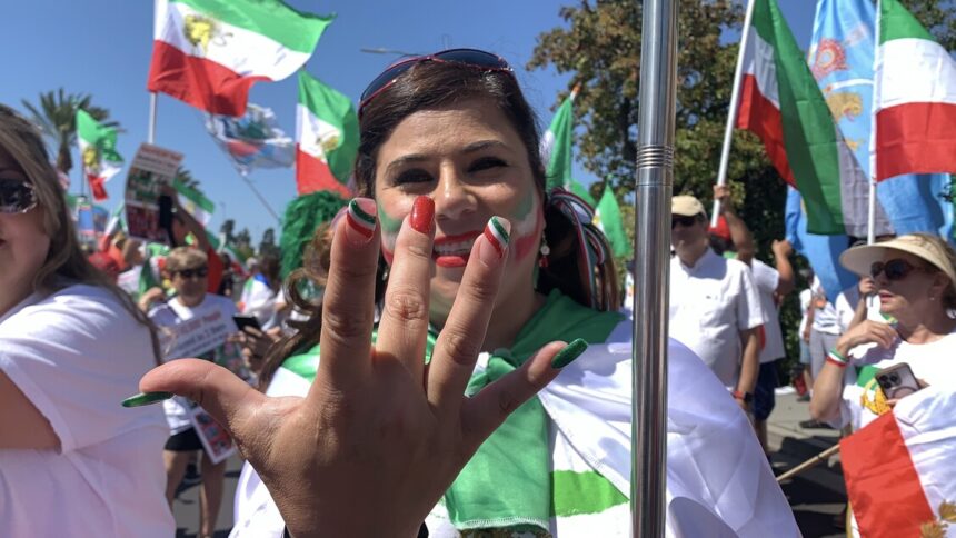 Mondiali, centinaia di iraniani protestano contro Teheran alla vigilia della partita - Calcio