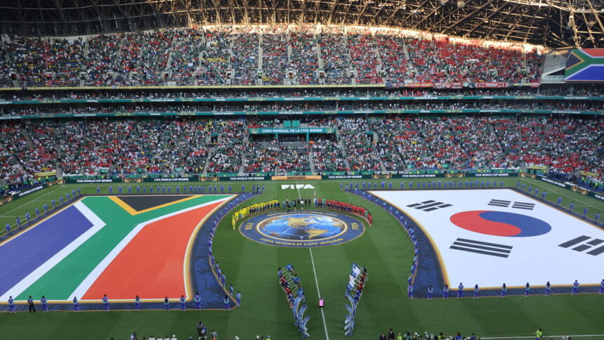 Mondiali: da Soweto a Johannesburg, vuvuzela e fuochi d'artificio per il Sudafrica - Calcio