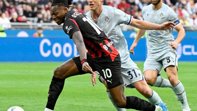 Milan, Leao aspetta l'Arsenal, ma Galatasaray e Fenerbahce non mollano. E i tifosi insultano Ibra