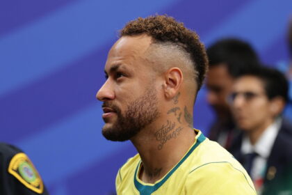 Calcio:Neymar si prende una pausa dal pallone per giocare a poker, tifosi lo criticano - Calcio