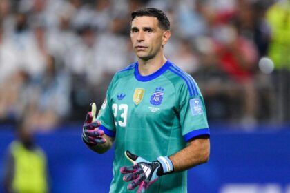 Juve, incontro con l'agente di Dibu Martinez: gli scenari