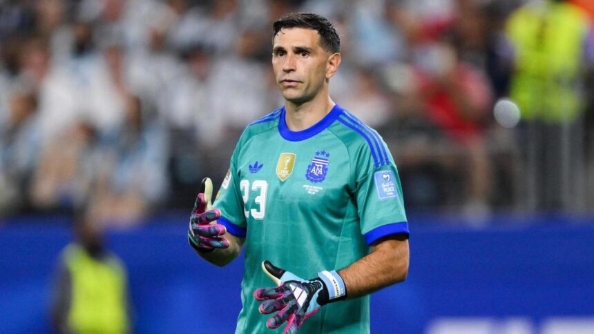 Juve, incontro con l'agente di Dibu Martinez: gli scenari