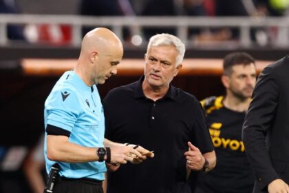 Anthony Taylor si ritira: l’addio dell’arbitro della finale Roma-Siviglia di Europa League