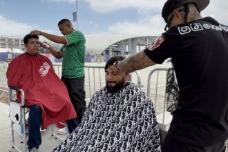 >ANSA-BOX/Mondiali: barbieri regalano tagli di capelli e sorrisi in stadio Los Angeles - Calcio