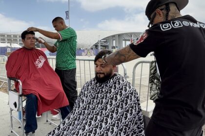 >ANSA-BOX/Mondiali: barbieri regalano tagli di capelli e sorrisi in stadio Los Angeles - Calcio