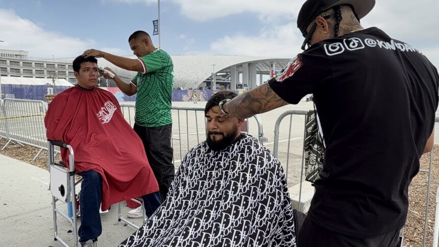 >ANSA-BOX/Mondiali: barbieri regalano tagli di capelli e sorrisi in stadio Los Angeles - Calcio