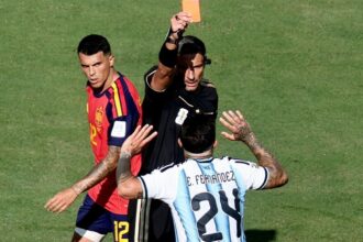 due gol annullati, due rossi, il mani di Messi, follia di Paredes, la maxirissa