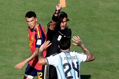due gol annullati, due rossi, il mani di Messi, follia di Paredes, la maxirissa