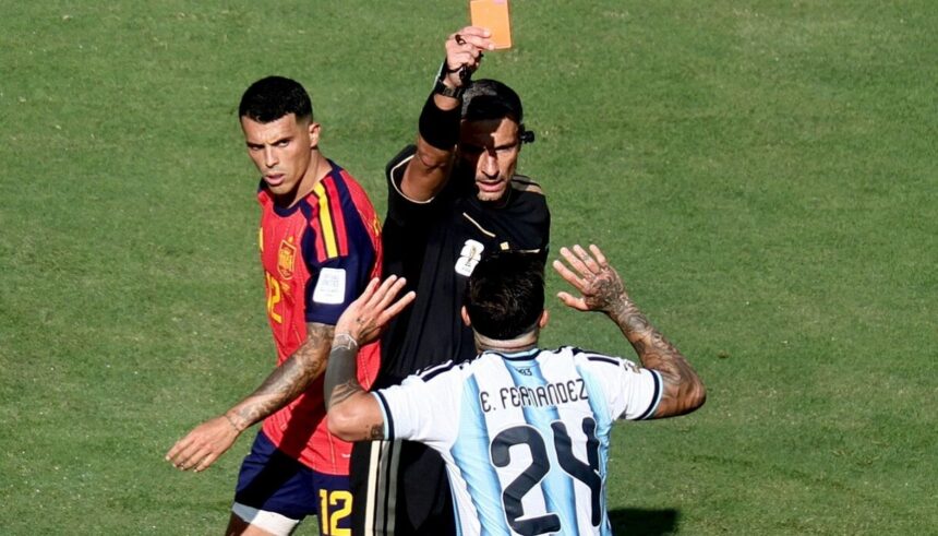 due gol annullati, due rossi, il mani di Messi, follia di Paredes, la maxirissa