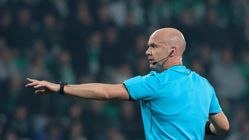 Si ritira l'arbitro Taylor, fece infuriare Mourinho e i romanisti - Calcio