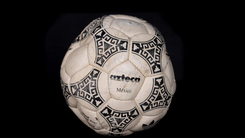 All'asta il pallone dei gol di Maradona all'Inghilterra al Mondiale in Messico 1986 - Calcio