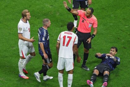 Inghilterra-Argentina, moviola: l’arbitro amico di Messi non si smentisce tra risse, gioco duro e pochi gialli, cosa ha fatto Di Bello al Var