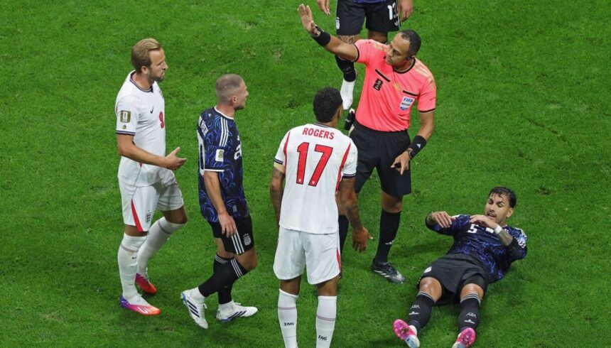 Inghilterra-Argentina, moviola: l’arbitro amico di Messi non si smentisce tra risse, gioco duro e pochi gialli, cosa ha fatto Di Bello al Var