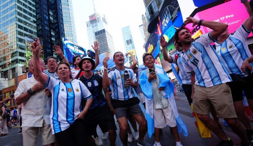 New York e l'invasione dei tifosi dell'Albiceleste, delirio a Times Square